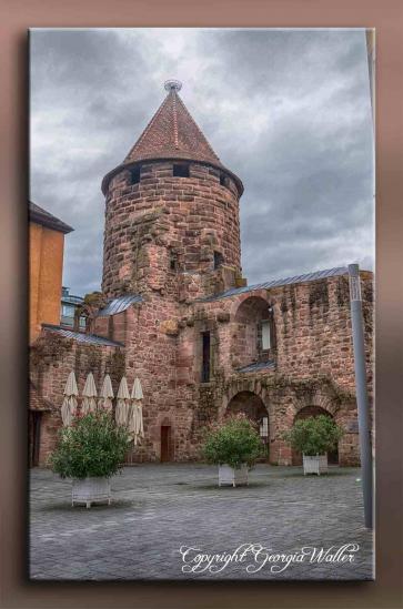 Storchenturm Lahr, ist der erhaltene Rest einer mittelalterlichen Wasserburg und das Wahrzeichen der Stadt Lahr.